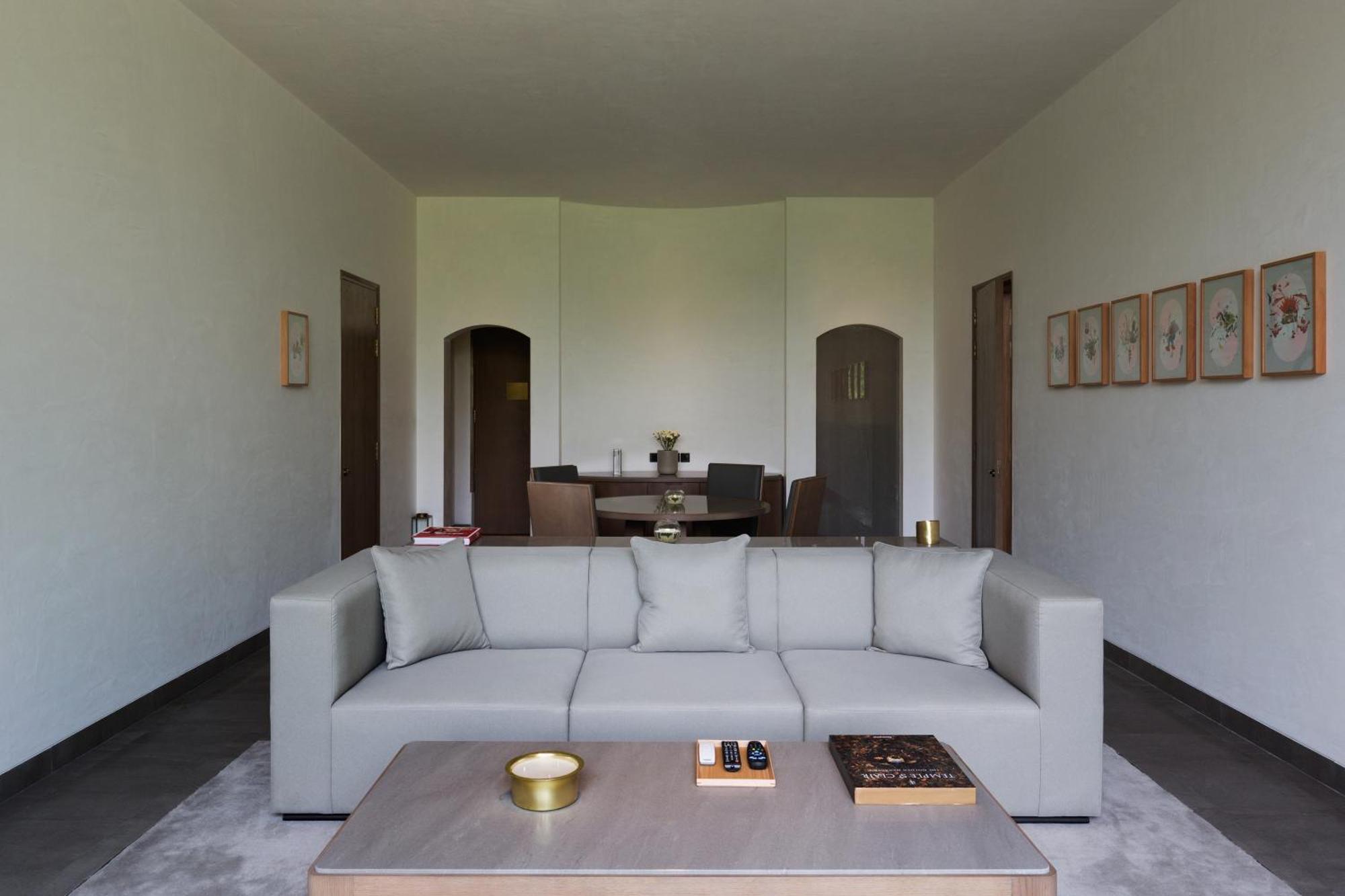 The Roseate Luxury Suite with Hi-Tea (16:30 to 17:30 Hrs), Both way airport transsfer, 20 % disc on Food and Soft Beverages, Laundry and Car Services, En-suite Check-in , 24 hrs Butler Service, 30 mins (per stay for Mon to Thurs only), 30% Disc on Sp